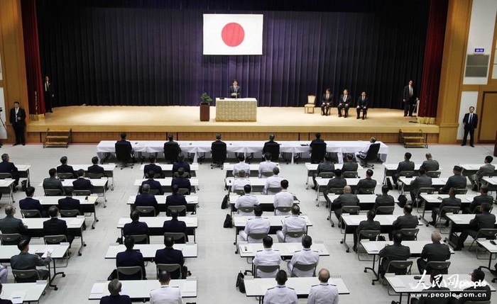 Ngày 12 tháng 9 năm 2013, ông Shinzo Abe nói chuyện với các quan chức cấp cao của Bộ Quốc phòng Nhật Bản.
